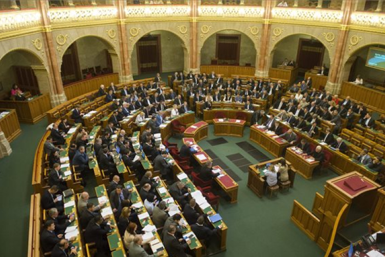 A kormány bevándorlást kezelő javaslatairól szavaznak a képviselők