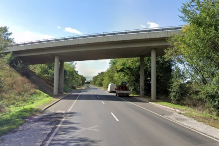 Felüljáróról zuhant le egy autó Püspökladánynál