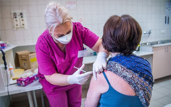 Áder: az oltás nyomán már a járványból kifelé vezet az út