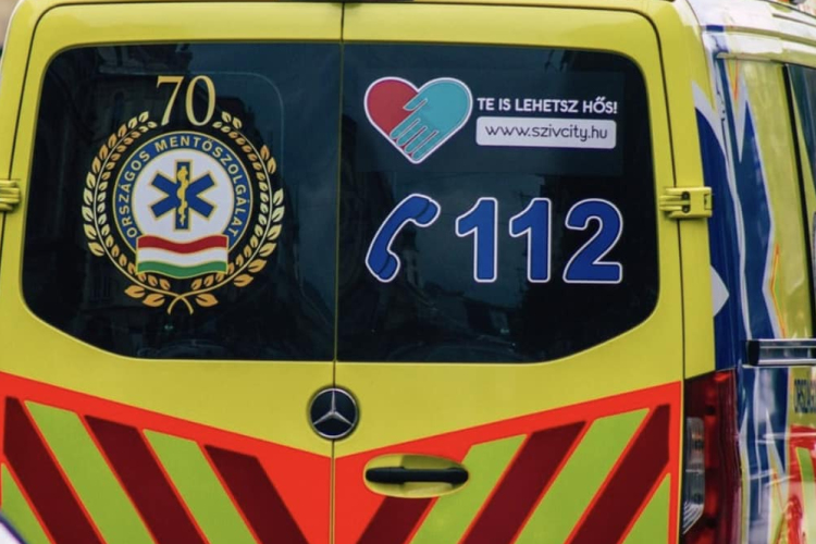 Felborult egy mentőautó szombaton késő este Budapesten